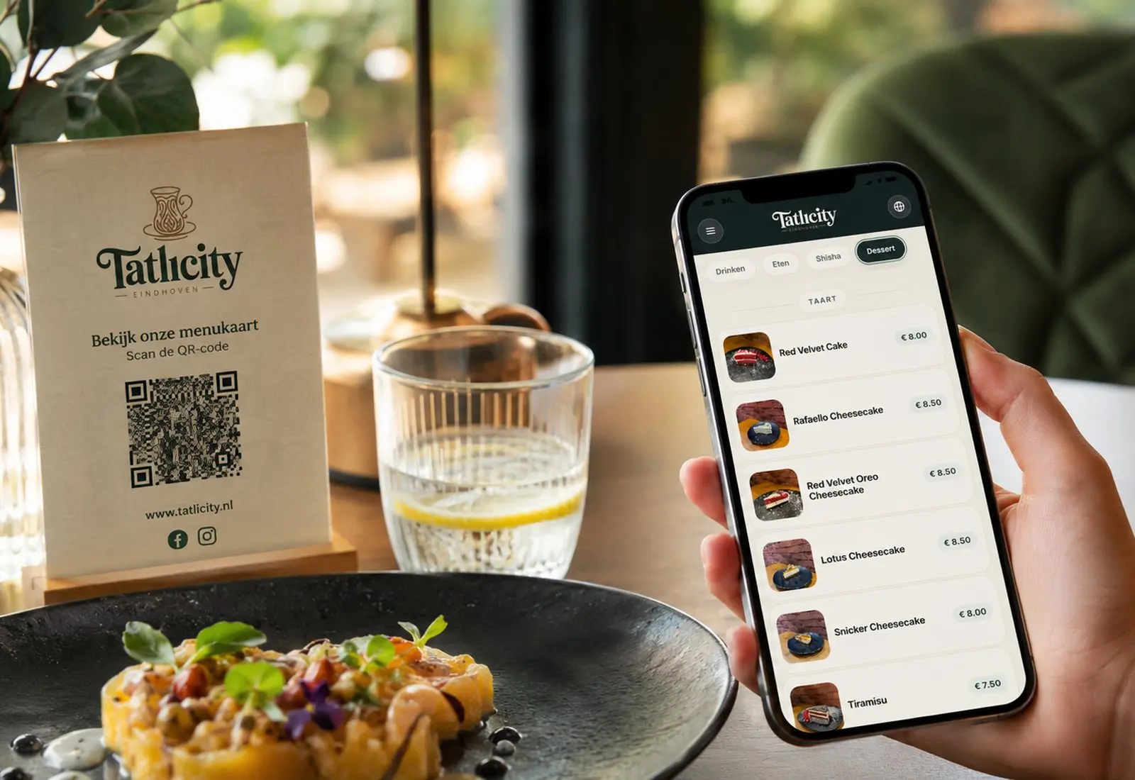 Gast bekijkt en bestelt via de MenuCode QR-menukaart aan tafel